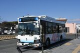 車体の各部にセンサーやカメラが付いた自動運転バス（記者撮影）