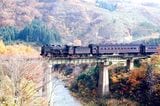 米坂線宇津峠を駆け下りる9600形牽引の旅客列車（撮影：南正時）