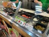 サブウェイにて。手際よく、愛想よくサラダを作っていく店員さん（筆者撮影）