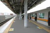 学研奈良登美ヶ丘駅のホーム。画面奥が生駒方面。左にイオンモール（記者撮影）