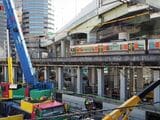 大阪環状線の電車と工事用の大型クレーン（記者撮影）