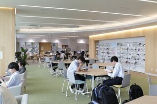 品川翔英中学校高等学校の図書室「INNOMAG（イノマグ）」