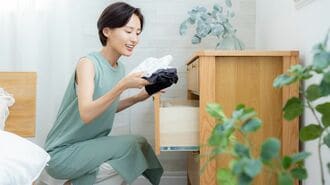 タンスを片付ける女性