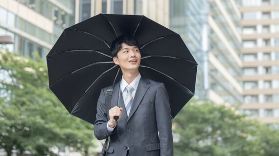 傘をさす会社員