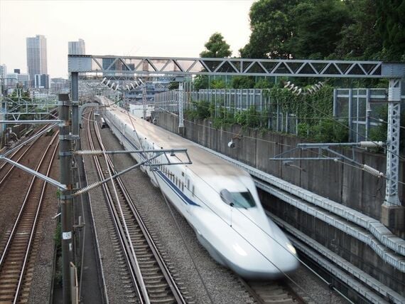 多摩川のすぐ東を疾走する東海道新幹線