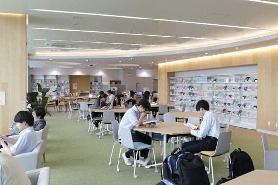 品川翔英中学・高等学校の図書室「INNOMAG(イノマグ)」