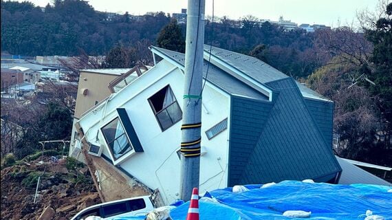 斜面の崩落で家が倒壊した金沢市内の現場