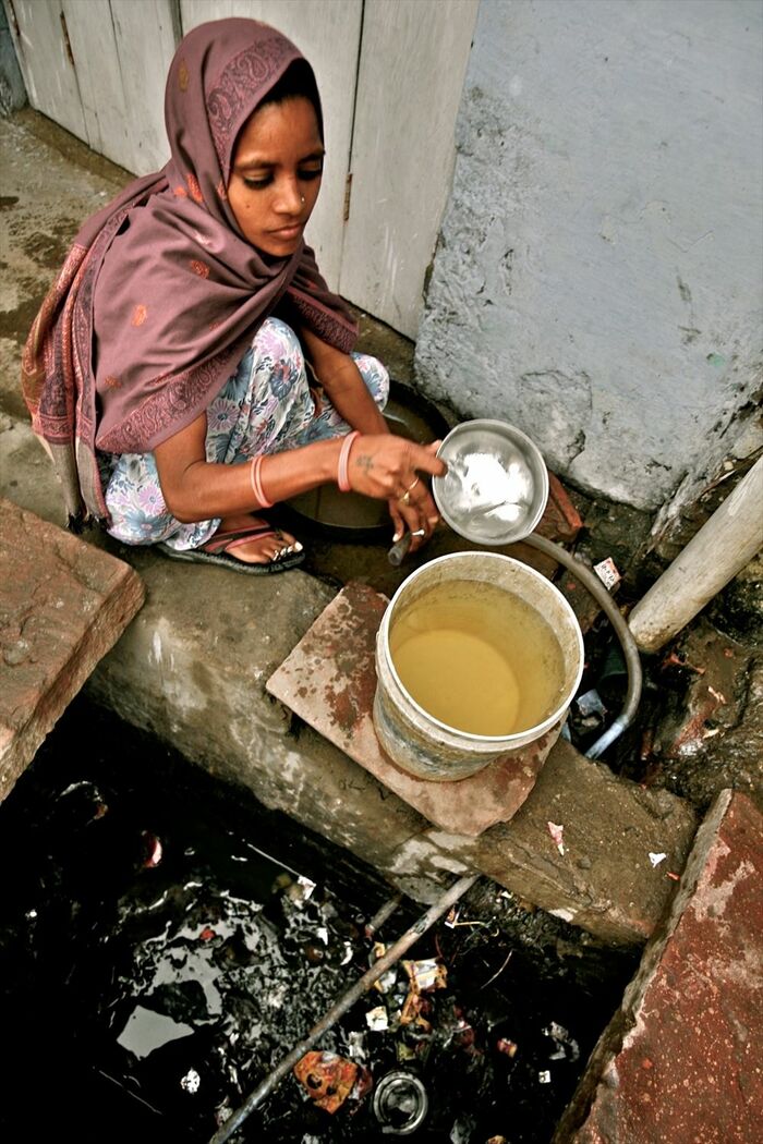 給水が止まるまで少女は黄色い水道水を汲み続けた