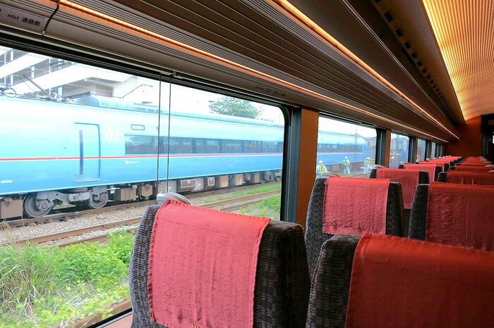 室内には天井を照らす間接照明と