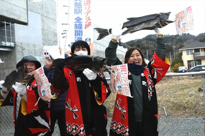 盛―久慈間の全通を祝う沿線の人々