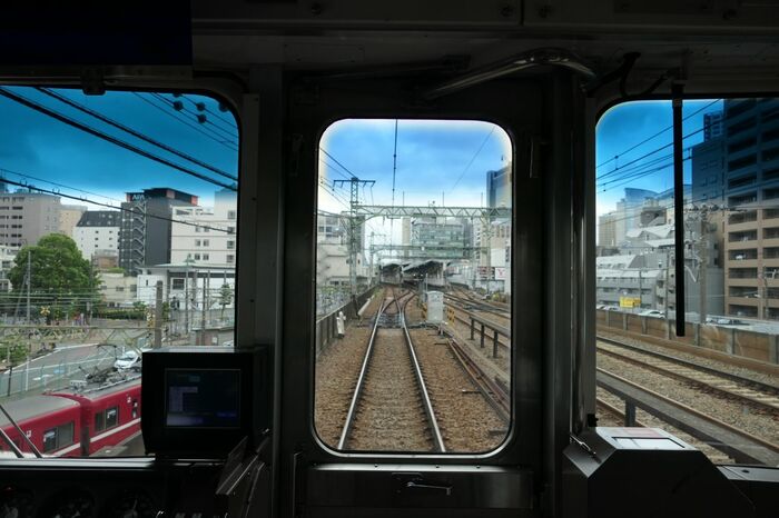 京急川崎駅に向けて下り線を走行