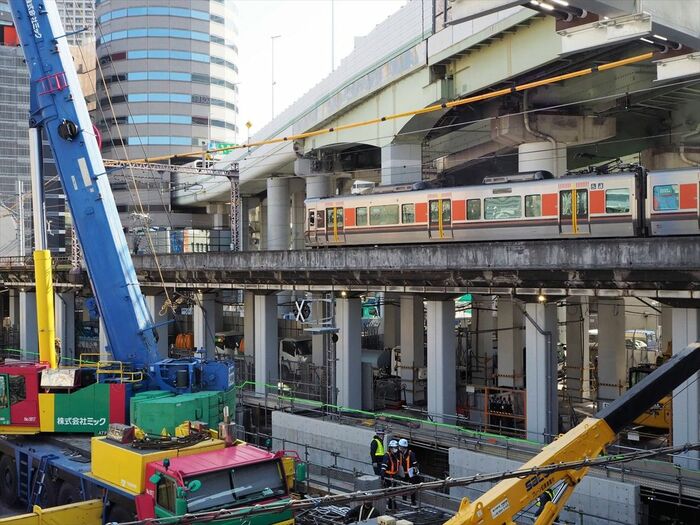 大阪環状線の電車と工事用の大型クレーン