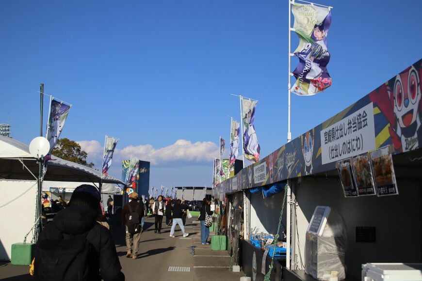 オリックス宮崎キャンプに並ぶ店舗（写真：2024年に筆者撮影）