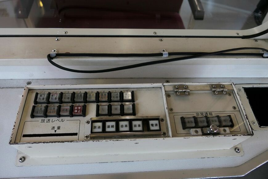 車内放送用の装置。展望席の乗客と車掌は向かい合わせになる（記者撮影）