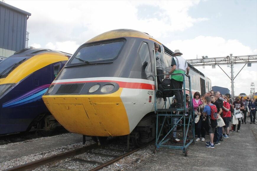 イギリスの鉄道を代表する車両の1つ「インターシティ125（HST）」。国鉄時代のインターシティ塗装をまとった姿（筆者撮影）
