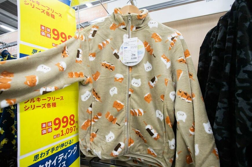 これはSサイズ。Sでも腕周りがゆったり目で下に重ねやすそうだ（筆者撮影）