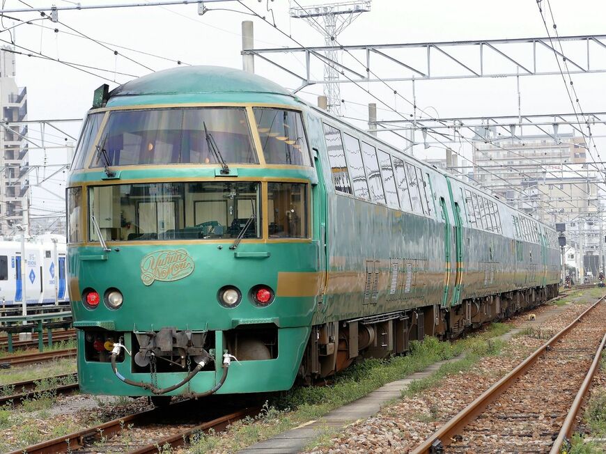 独特な外観が目を引くゆふいんの森（Ⅰ世）の先頭車（記者撮影）