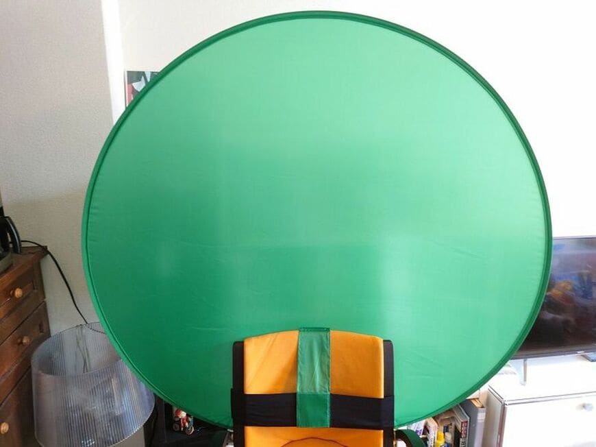 エレコム「折りたたみ式クロマキー背景スクリーン」（実勢価格約2700円）。コンパクトに折りたためて、いすに装着しやすい形状なのが特徴。エレコムが販売している安心感も（筆者撮影）