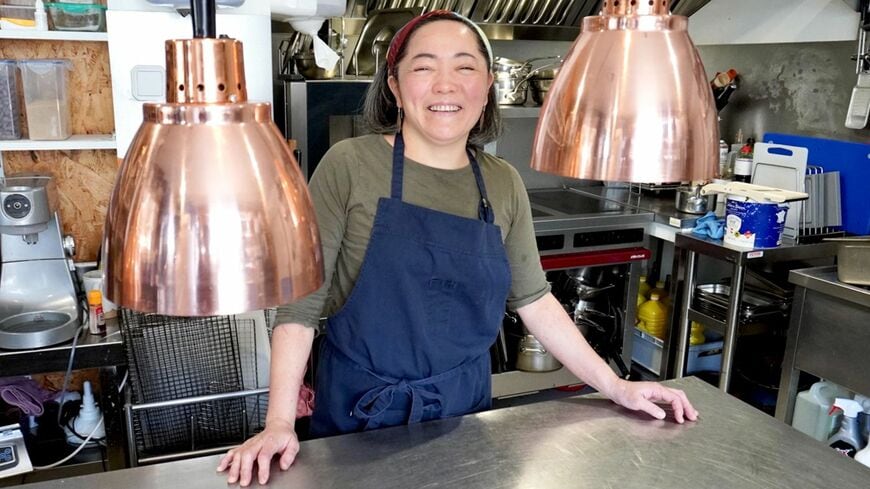 レストラン「Yuri. m」を営む長屋有里さん。地元メディアの取材はすべて断っているという（筆者撮影）