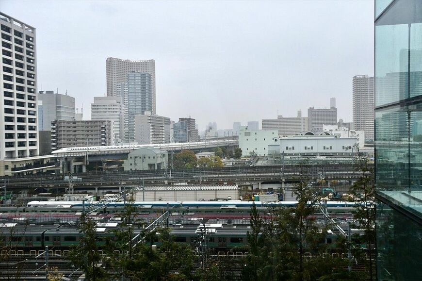 在来線の奥には東海道新幹線も見える（写真：筆者撮影）