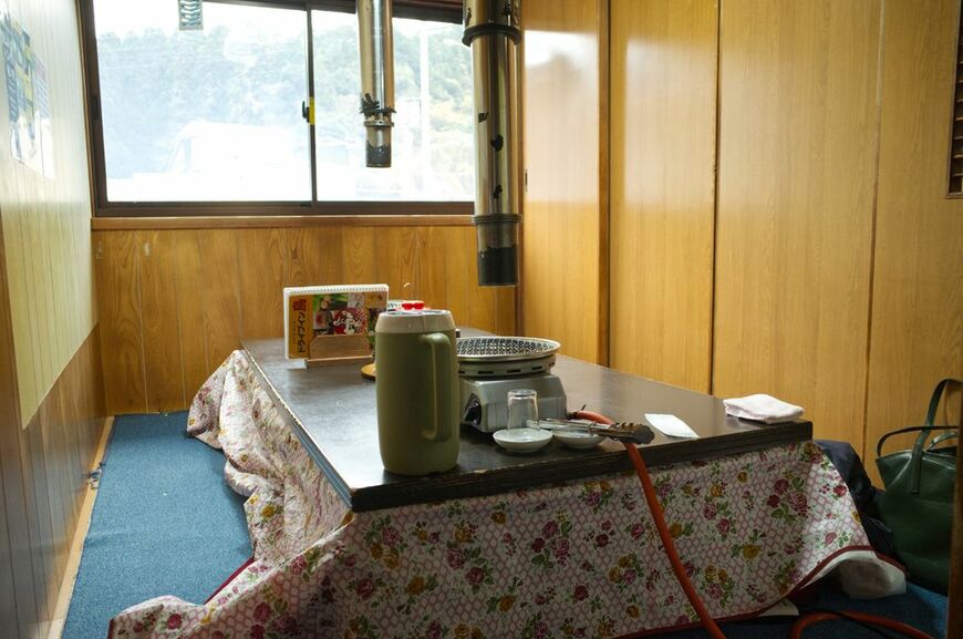 掘りごたつだった（取材当時は12月）（写真：筆者撮影）