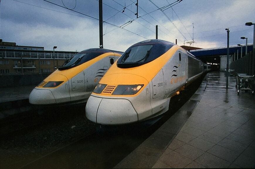 ブリュッセル南駅で出発を待つロンドン行きユーロスター＝1999年4月（筆者撮影）