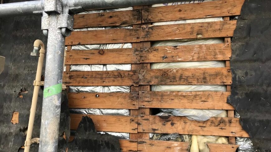 古い住宅の壁の様子。日本では断熱性能が冬に乏しく寒くなる住宅が全体7割を占め、健康上の問題となっている（筆者撮影）