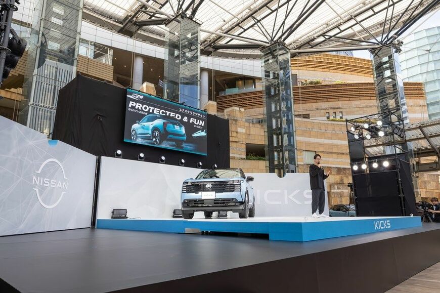 2026年6月18日に発売した日産の新型「キックス」と、その発表会の様子（写真：日産自動車）