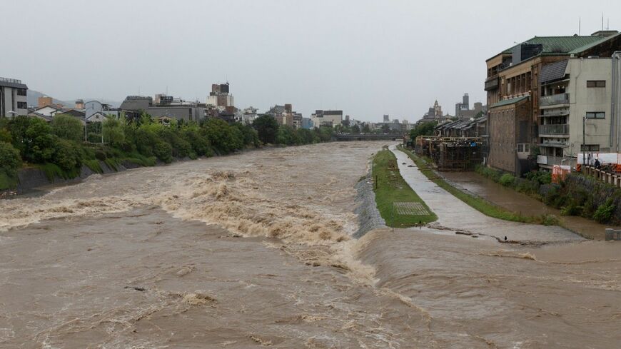 大量の雨が溢れかえってしまう構造に注目したうえで対応していかねばなりません（写真：kumikomini／iStock）