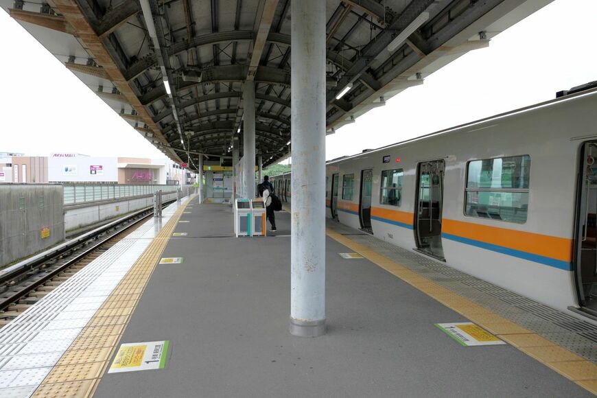 学研奈良登美ヶ丘駅のホーム。画面奥が生駒方面。左にイオンモール（記者撮影）