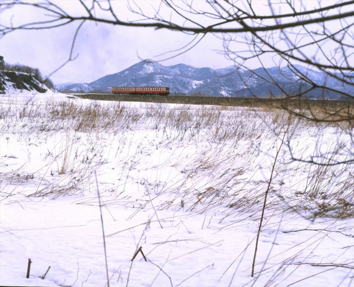 残雪の風景の中を走る瀬棚線の列車