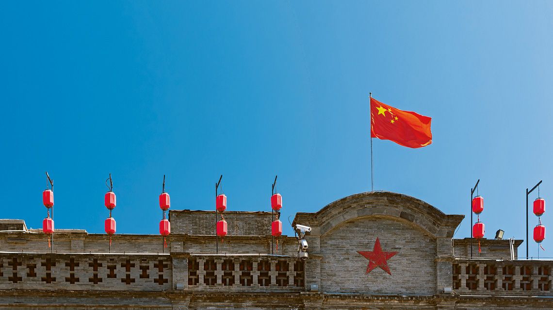 風になびく中華人民共和国の国旗