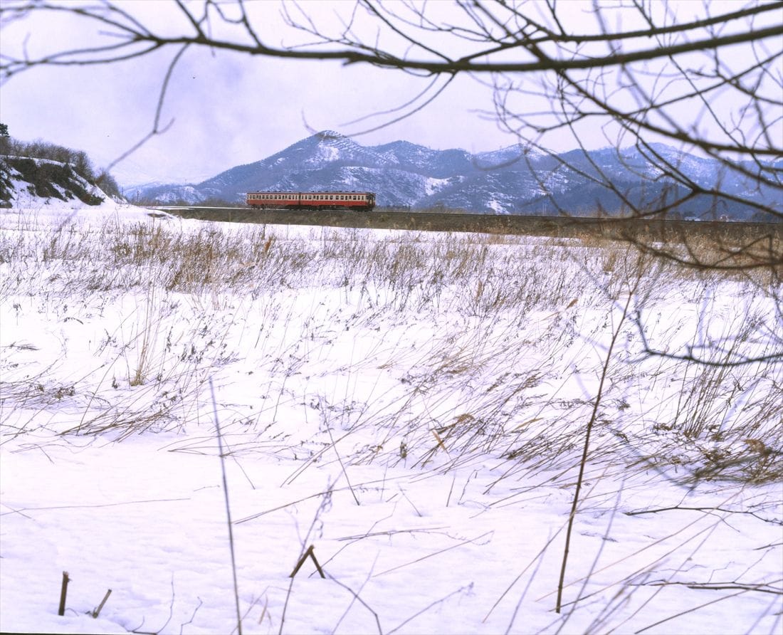残雪の風景の中を走る瀬棚線の列車（撮影：南正時）