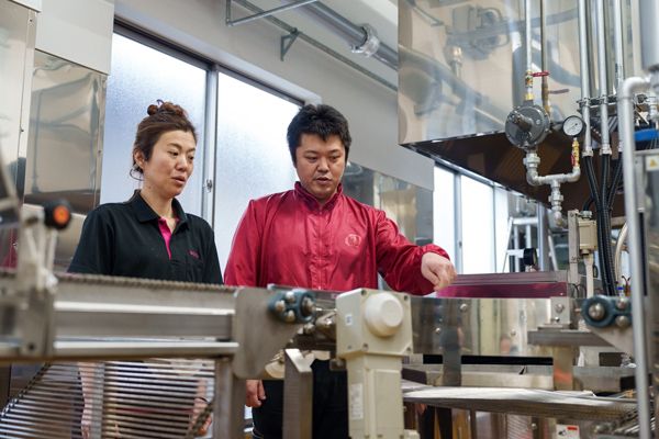 今春、稼働する新工場内にて、夏目さんの姉で加工主任を務める牧内美奈子さんと（筆者撮影）