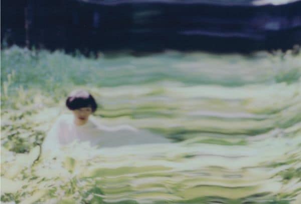 君島大空／1995年生まれ 日本の音楽家。2014年から活動を始める。同年からSoundCloudに自身で作詞/作曲/編曲/演奏/歌唱をし多重録音で制作した音源の公開を始める。2019年 3月13日 1st Ep 『午後の反射光』を発表。ギタリストとして 吉澤嘉代子、高井息吹、adieu(上白石萌歌)などのアーティストのライブや録音に参加する一方、楽曲提供など様々な分野で活動中。