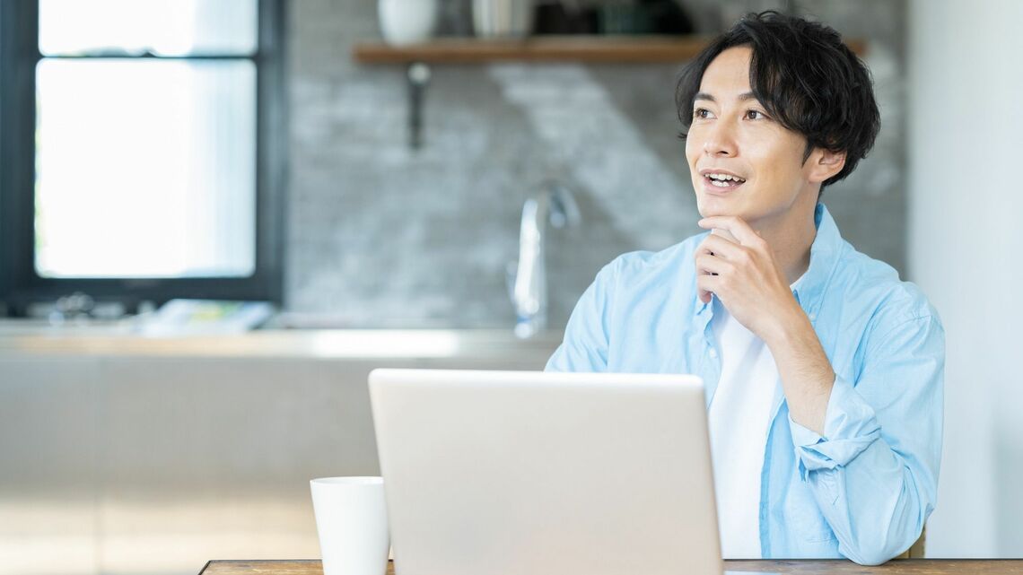 何か閃いた様子の男性