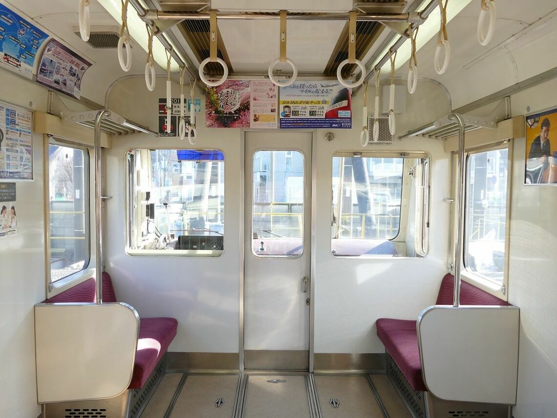 運転室のすぐ後ろは登場時からロングシートだった（記者撮影）