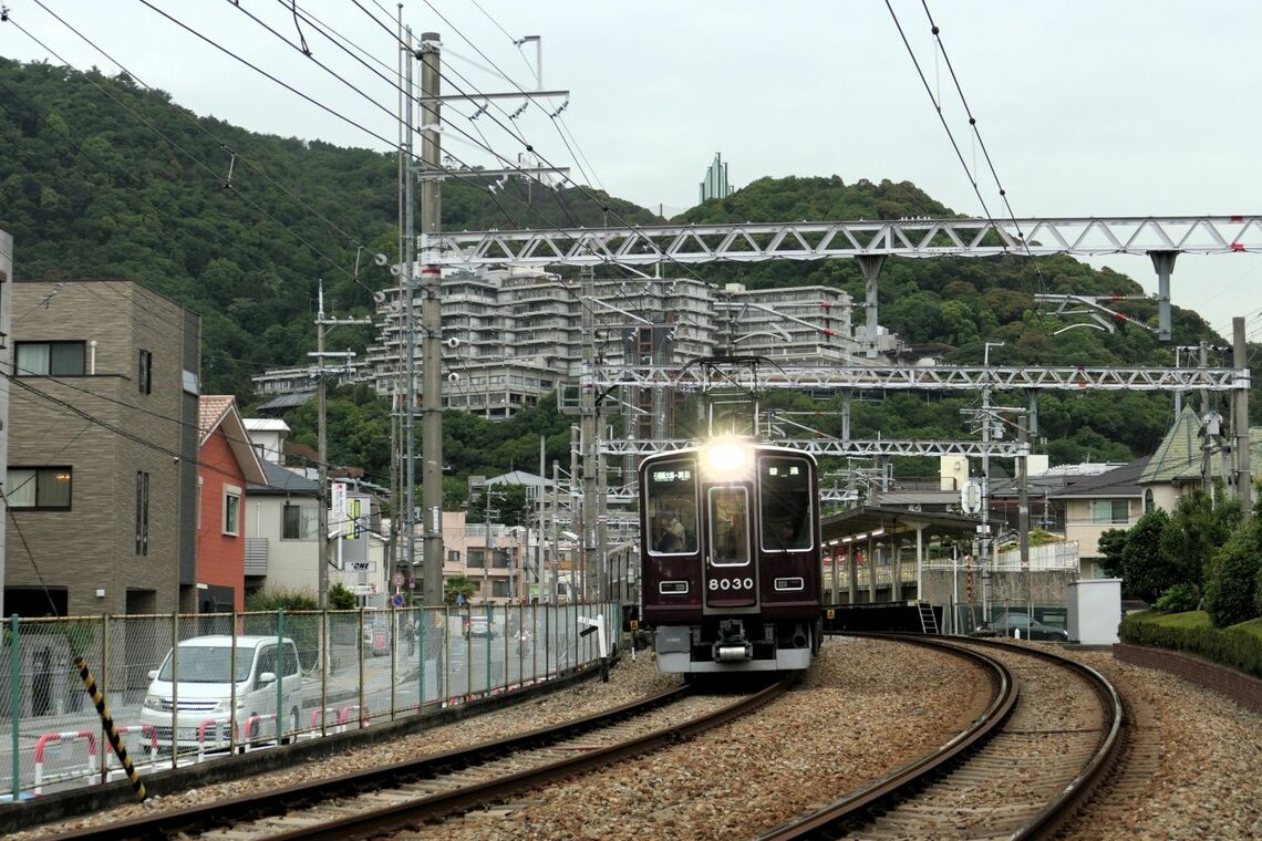 箕面駅を出発した阪急箕面線の電車（記者撮影）