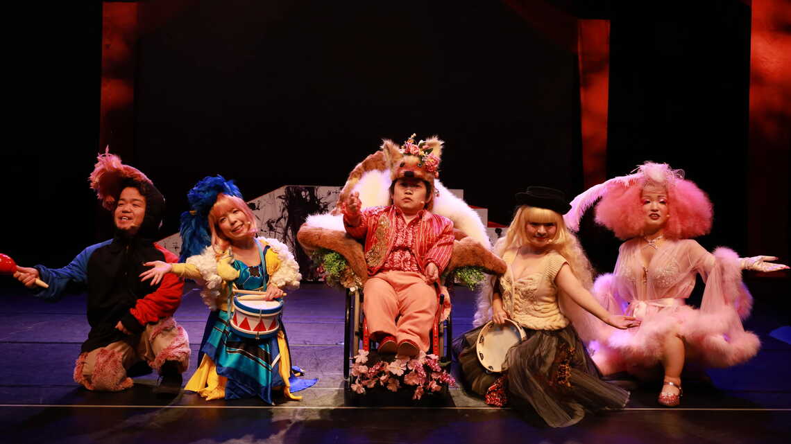 舞台｢歌雪姫と七人のこびとーず｣のワンシーン。左から2人目がモデルで女優の後藤仁美さん（写真：©️SAP CHANO）