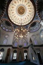 正面にはメッカの方角を示す窪み「ミヒラーブ」がある