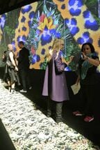 シーズンテーマのプリントで統一されたランウェイと会場