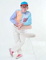 久保田雅人 （くぼた・まさと）1961年生まれ、東京都出身。落語家を目指したこともあったが、大学では社会科の教員免許を取得。卒業後は劇団に所属し、俳優・声優として活動を始める。1990年から2013年までNHK教育テレビ（現・NHK Eテレ）で放送された工作番組「つくってあそぼ」で「わくわくさん」を演じて人気に。現在も幼稚園や保育園から大学まで、幅広い年齢に向けて工作の楽しさを伝えている