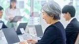 オフィスで働くシニアの女性