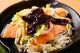 安部氏が開発した「魔法の調味料」さえあれば、簡単に作れる「鮭のおいしい食べ方発見！ ちゃんちゃん焼き」（『安部ごはん2』より／撮影：佳川奈央）