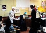 店で演劇公演をやった際に久米さんも役者として出演した（久米さん提供）