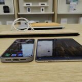 左がiPhone 13 Pro 右がHuawei Mate X3。見てくださいこの薄さ（著者撮影）