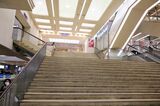1階にある大階段。後方に小田急新宿駅がある（記者撮影）