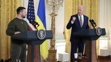 2022年12月21日、訪米したウクライナのゼレンスキー大統領（左）とともに記者会見を行うアメリカのバイデン大統領。アメリカはウクライナに2400億円規模の追加の軍事支援を行うと表明した（写真・2022 Bloomberg Finance LP）