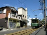 腰越付近の併用軌道区間を走る20形（撮影：南正時）