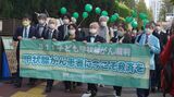 東京地方裁判所に入廷行進する、311子ども甲状腺がん裁判の原告・弁護団および支援者（2022年11月9日、撮影：筆者）